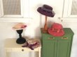 画像7: ピンクのフェルト帽（スミレの飾り） (7)